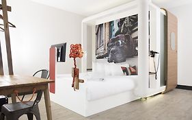 Qbic Hotel London 3*